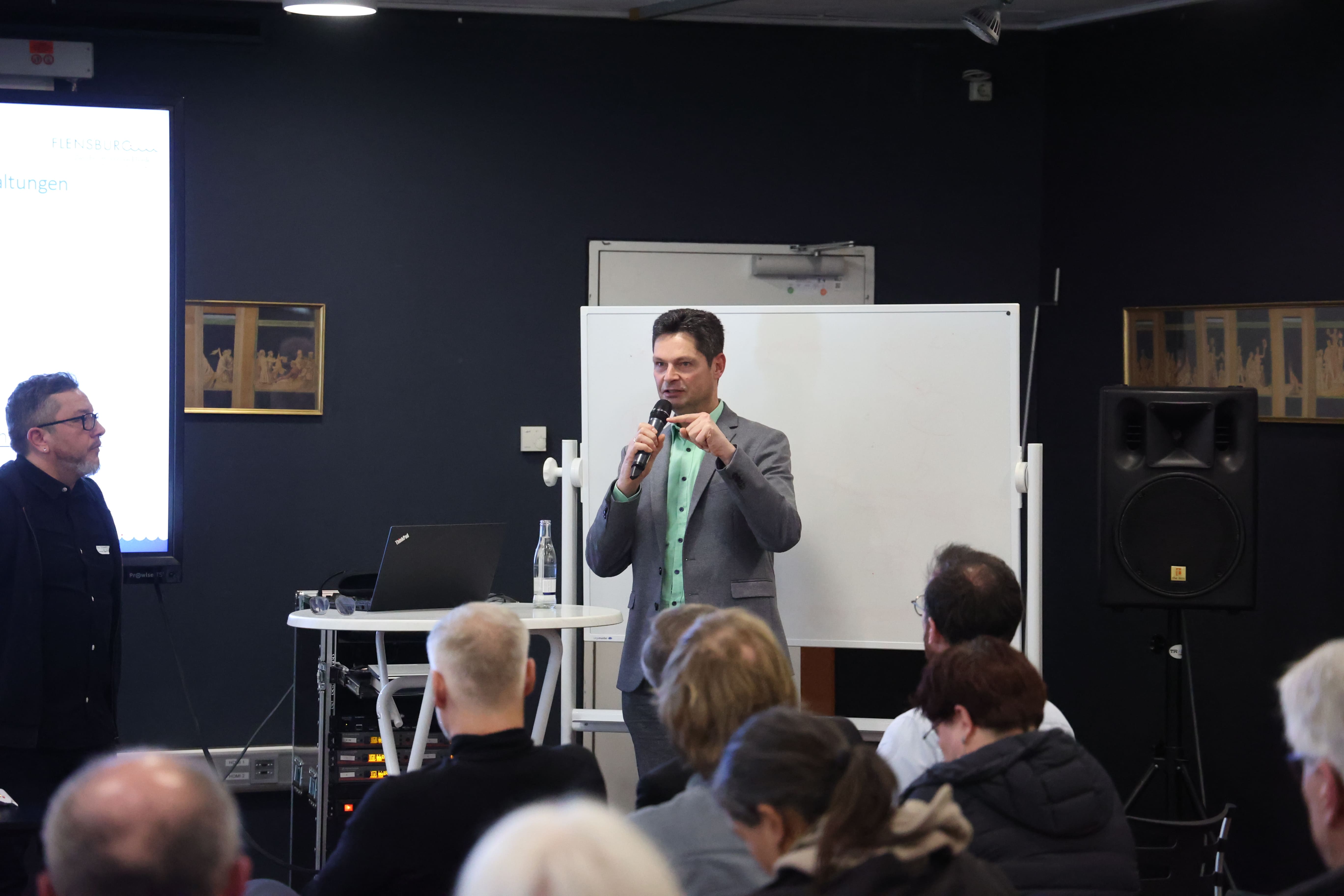 Flensburgs Oberbürgermeister Dr. Fabian Geyer spricht zum ersten Innenstadtforum.